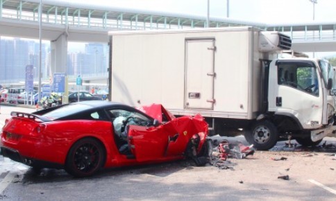 Siêu xe Ferrari nửa triệu USD nát bét do mất lái - ảnh 1