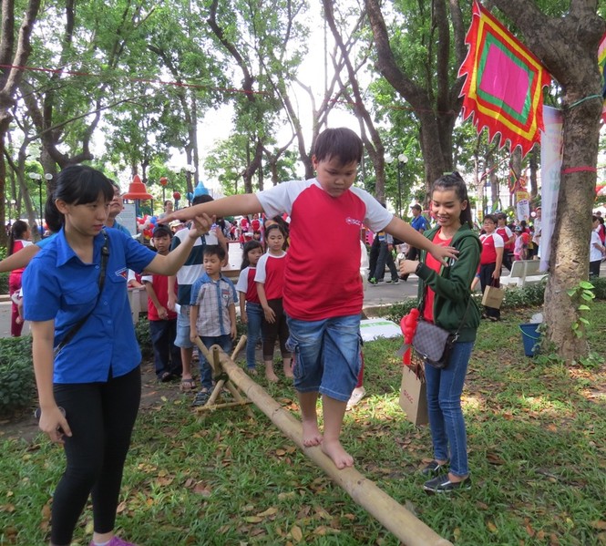 Tết sớm cho thiếu nhi nghèo - ảnh 1