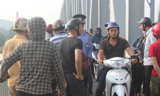 Nam thanh niên bỏ lại xe giữa cầu, nhảy xuống sông tự vẫn - ảnh 1