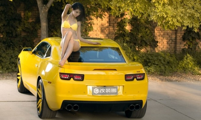 Tan chảy với mỹ nhân bikini bên Chevrolet Camaro ZL1 - ảnh 10