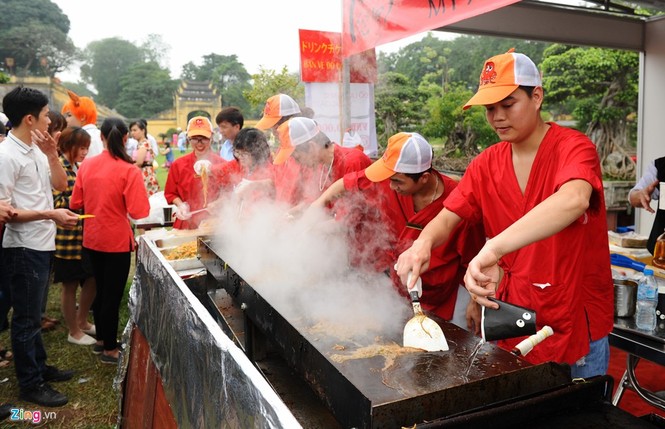Vườn bách thú Hà Nội đông nghịt người dịp giỗ Tổ - ảnh 13