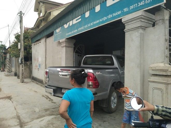 Hai bà cháu may mắn thoát nạn khi xe bán tải lao vào nhà - ảnh 2