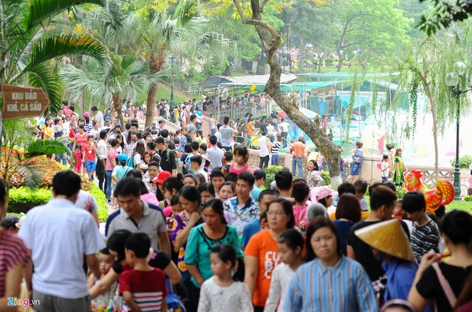 Vườn bách thú Hà Nội đông nghịt người dịp giỗ Tổ - ảnh 1