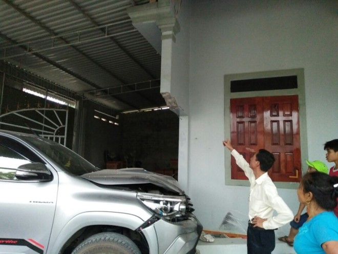 Hai bà cháu may mắn thoát nạn khi xe bán tải lao vào nhà - ảnh 1