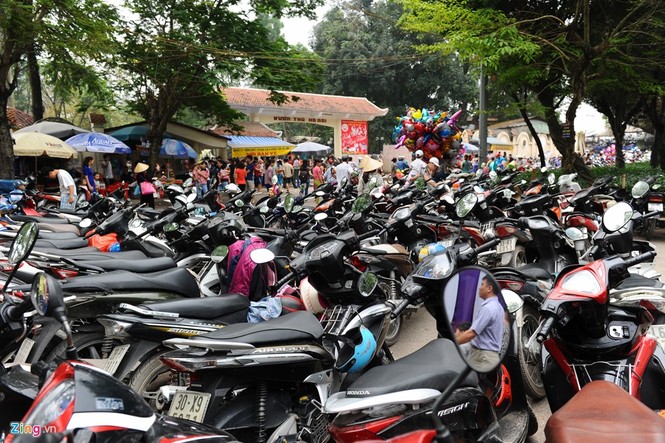 Vườn bách thú Hà Nội đông nghịt người dịp giỗ Tổ - ảnh 3