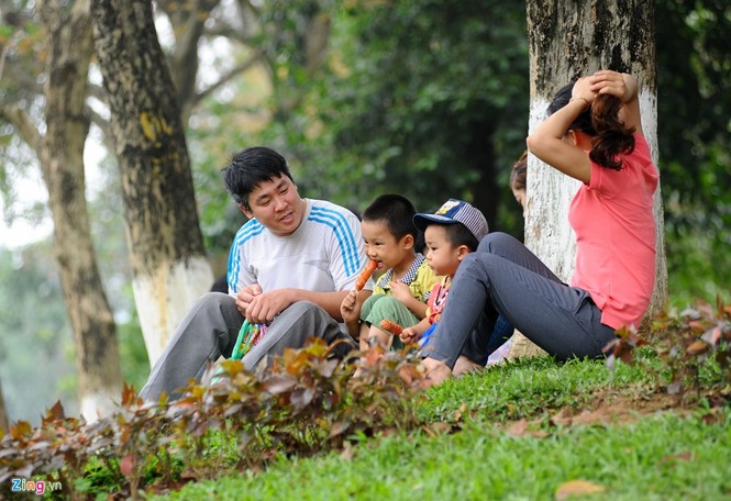 Vườn bách thú Hà Nội đông nghịt người dịp giỗ Tổ - ảnh 6