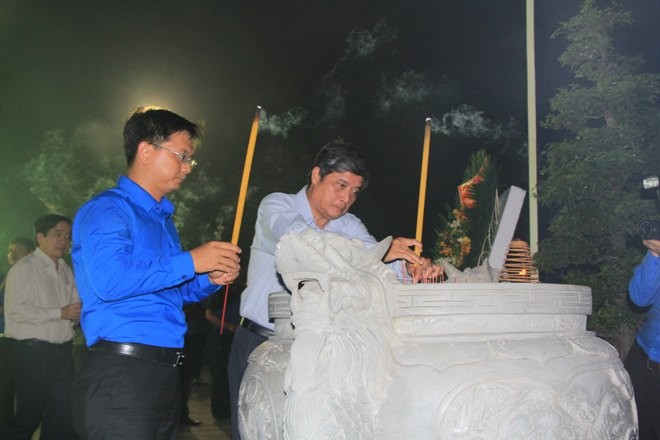 Tuổi trẻ TPHCM thắp nến tri ân liệt sĩ - ảnh 1
