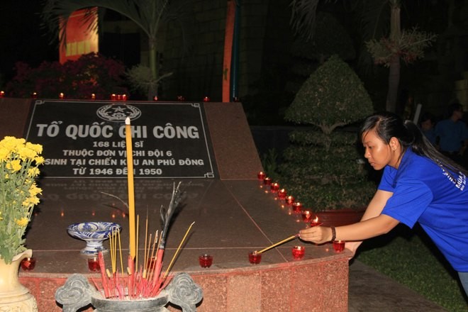 Tuổi trẻ TPHCM thắp nến tri ân liệt sĩ - ảnh 5