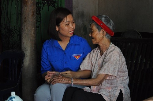 Bí thư T.Ư Đoàn thăm và tặng quà mẹ liệt sỹ huyện Thường Tín - ảnh 1