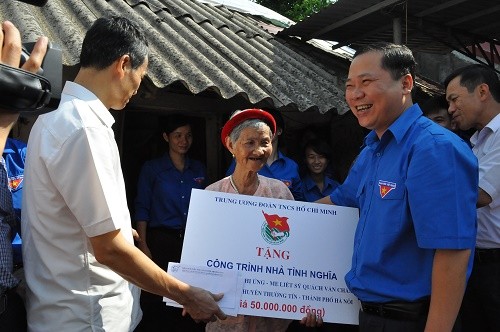 Bí thư T.Ư Đoàn thăm và tặng quà mẹ liệt sỹ huyện Thường Tín - ảnh 2