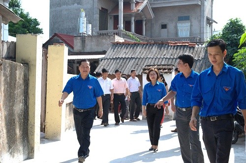 Bí thư T.Ư Đoàn thăm và tặng quà mẹ liệt sỹ huyện Thường Tín - ảnh 3