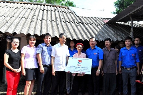 Bí thư T.Ư Đoàn thăm và tặng quà mẹ liệt sỹ huyện Thường Tín - ảnh 4
