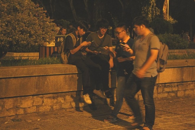Giới trẻ Sài thành mải mê 'truy bắt' Pokémon trong đêm - ảnh 1