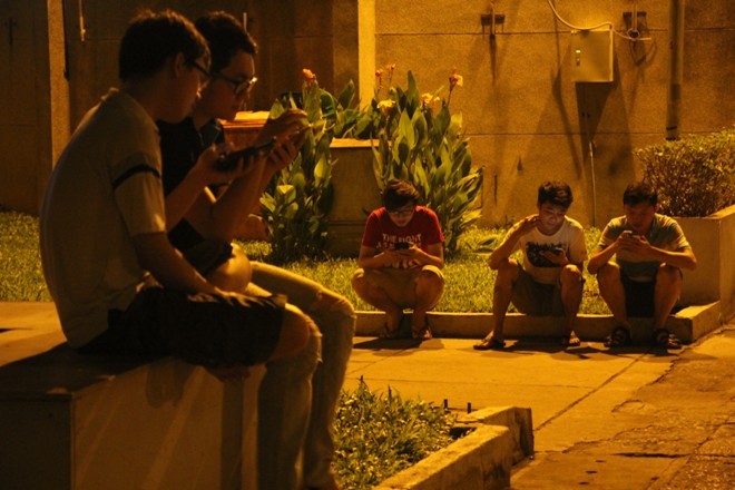 Giới trẻ Sài thành mải mê 'truy bắt' Pokémon trong đêm - ảnh 6