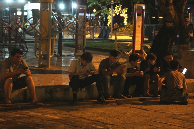 Giới trẻ Sài thành mải mê 'truy bắt' Pokémon trong đêm - ảnh 5