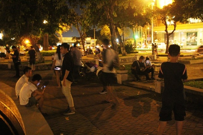 Giới trẻ Sài thành mải mê 'truy bắt' Pokémon trong đêm - ảnh 7