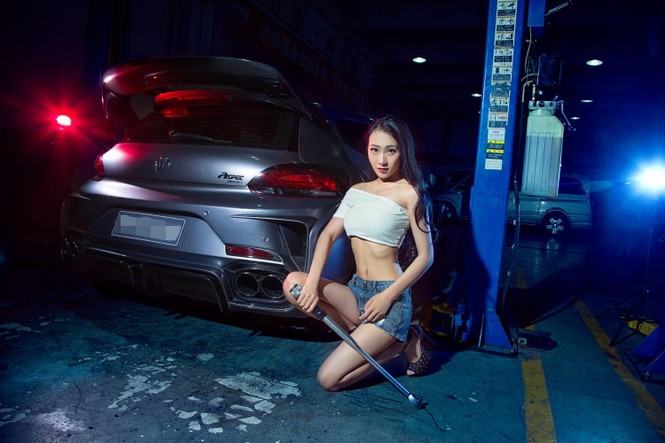 Đường cong nóng bỏng bên xế độ Volkswagen - ảnh 1