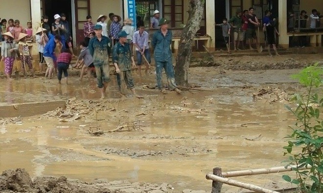 Cám cảnh ngôi trường tan hoang, ngập bùn đất sau lũ - ảnh 1