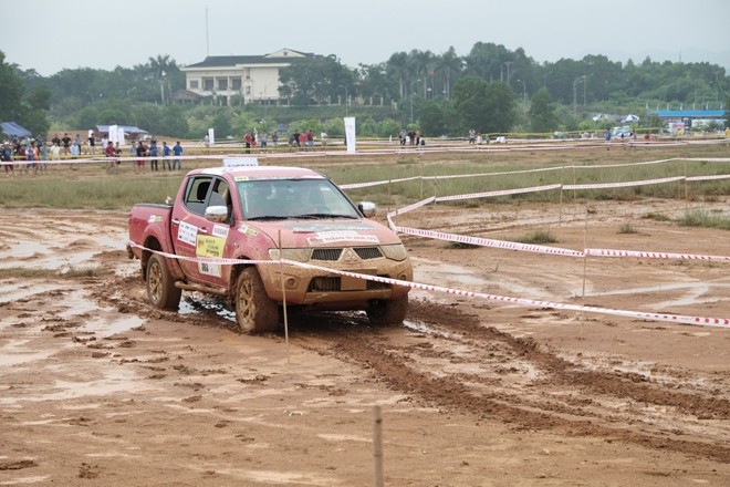 'Thủy chiến' ngày khai màn giải đua ô tô địa hình Việt Nam - ảnh 3