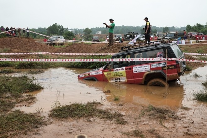 'Thủy chiến' ngày khai màn giải đua ô tô địa hình Việt Nam - ảnh 11