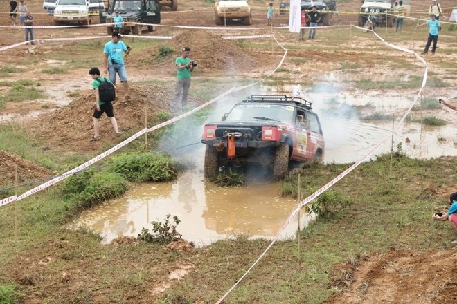 'Thủy chiến' ngày khai màn giải đua ô tô địa hình Việt Nam - ảnh 12