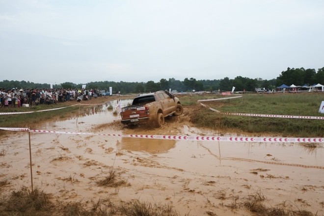 'Thủy chiến' ngày khai màn giải đua ô tô địa hình Việt Nam - ảnh 6