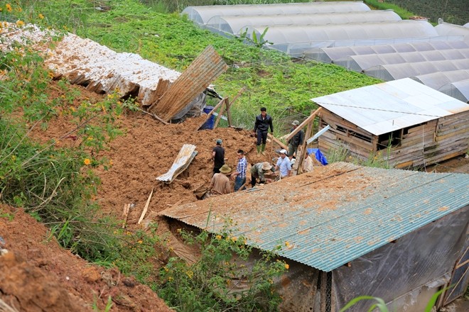 Hàng trăm mét khối đất đá chôn vùi trại heo, cô lập khu dân cư - ảnh 1