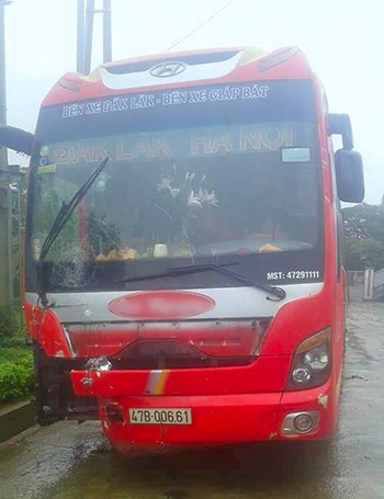 Xe máy va chạm ôtô khách, 3 thanh niên tử vong trong đêm - ảnh 1