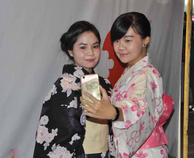 Giới trẻ Cần Thơ “thích thú” với trang phục Kimono - ảnh 1