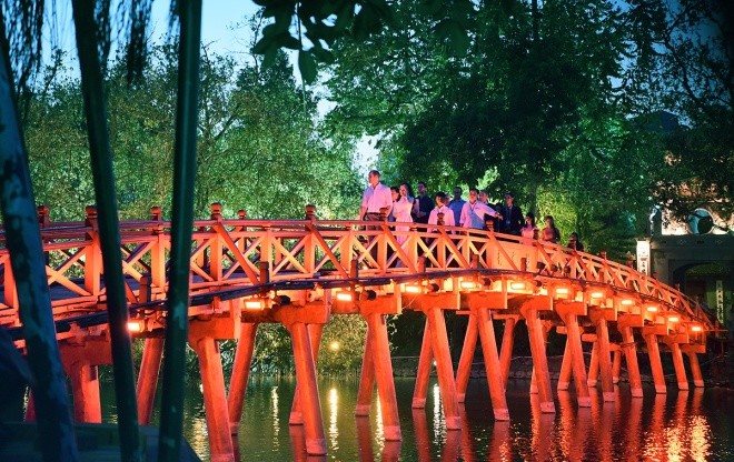 Hoàng tử William uống cà phê phố cổ, thăm đền Ngọc Sơn - ảnh 10