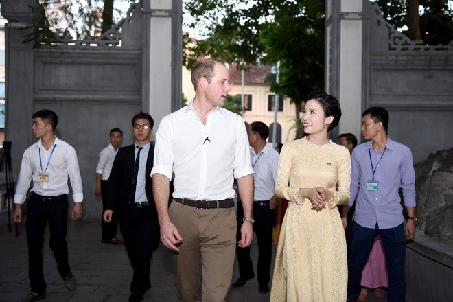Hoàng tử William uống cà phê phố cổ, thăm đền Ngọc Sơn - ảnh 5