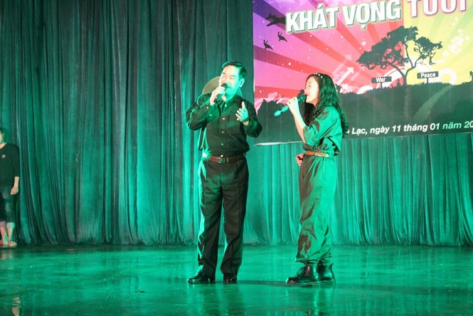 Hàng nghìn sinh viên đội mưa dự Gala chào đón Chủ Nhật Đỏ - ảnh 2