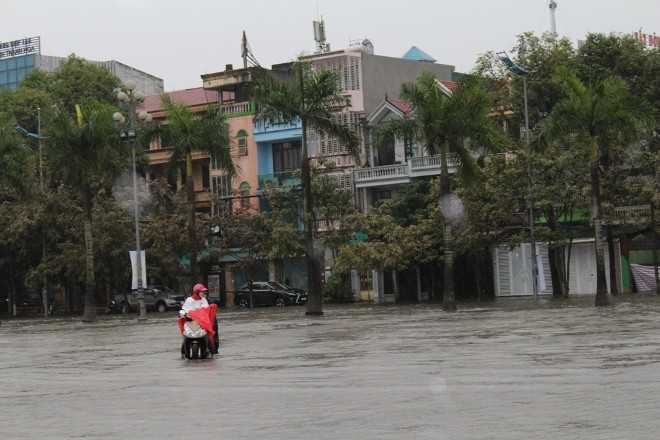 Mưa to gây ngập nhiều tuyến đường TP.Thanh Hóa - ảnh 3