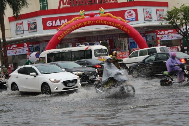 Mưa to gây ngập nhiều tuyến đường TP.Thanh Hóa - ảnh 4