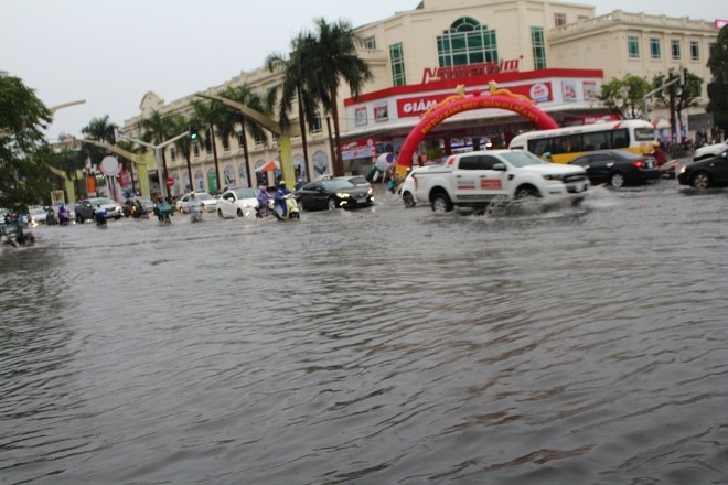 Mưa to gây ngập nhiều tuyến đường TP.Thanh Hóa - ảnh 2