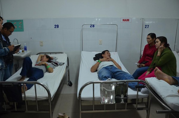 Lật xe chở công nhân, 16 người nhập viện - ảnh 1