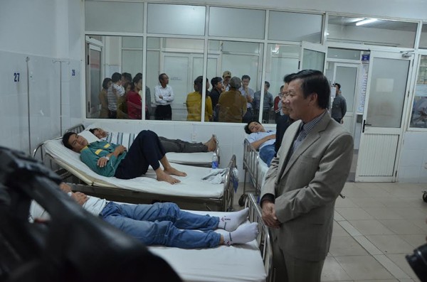 Lật xe chở công nhân, 16 người nhập viện - ảnh 2