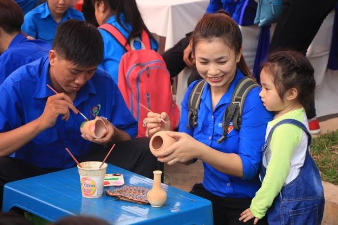 Thanh niên hăng hái tham gia sân chơi truyền thống - ảnh 1