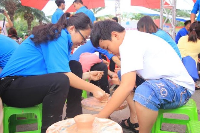 Thanh niên hăng hái tham gia sân chơi truyền thống - ảnh 2