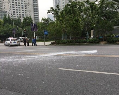 Người đàn ông suýt chết vì tấm kính rơi từ tầng 76 tòa nhà - ảnh 1
