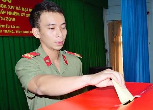 Những chiến sĩ trẻ lần đầu tiên đi bầu cử - ảnh 3