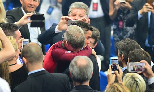 Mourinho mừng Bồ Đào Nha, Sir Alex chia vui học trò - ảnh 2
