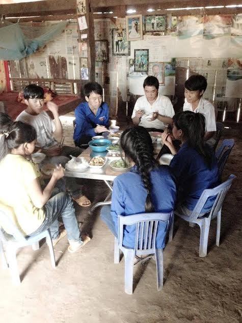 Áo xanh gắn bó với buôn làng - ảnh 2