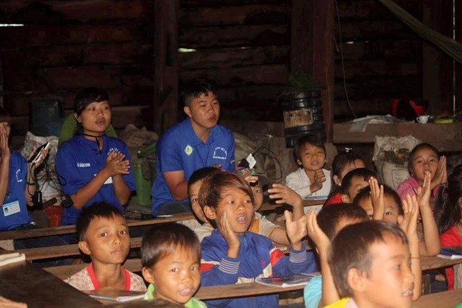 Áo xanh gắn bó với buôn làng - ảnh 1