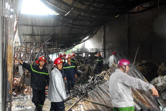 Công ty dệt cháy ngùn ngụt lúc sáng sớm - ảnh 1