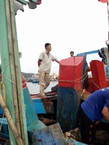 Tàu cá ngư dân Thanh Hóa bị tàu lạ đâm hỏng - ảnh 1