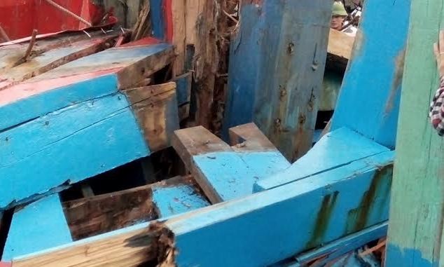 Tàu cá ngư dân Thanh Hóa bị tàu lạ đâm hỏng - ảnh 2