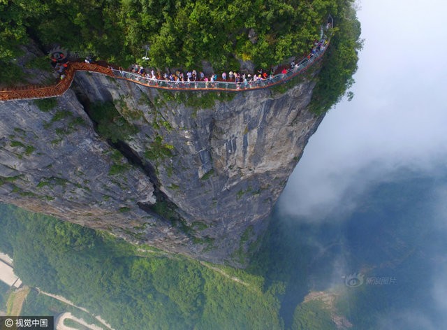 'Thót tim' du ngoạn trên cầu kính bên vách núi cao 1.500 m - ảnh 1
