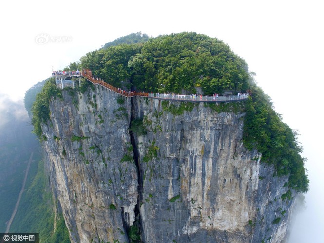 'Thót tim' du ngoạn trên cầu kính bên vách núi cao 1.500 m - ảnh 2