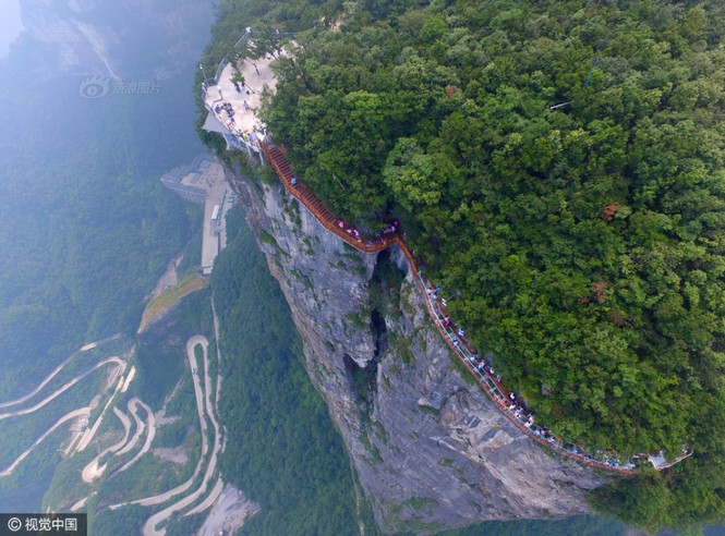 'Thót tim' du ngoạn trên cầu kính bên vách núi cao 1.500 m - ảnh 3